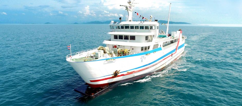 Raja Ferry levando passageiros ao seu destino de viagem