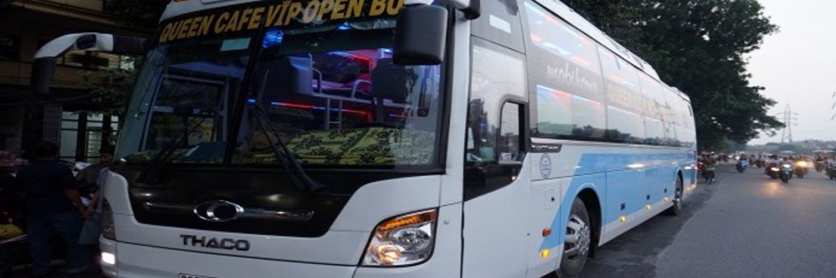 Queen Cafe Bus bringing passengers to their travel destination