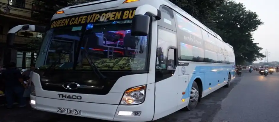 Queen Cafe Bus bringing passengers to their travel destination