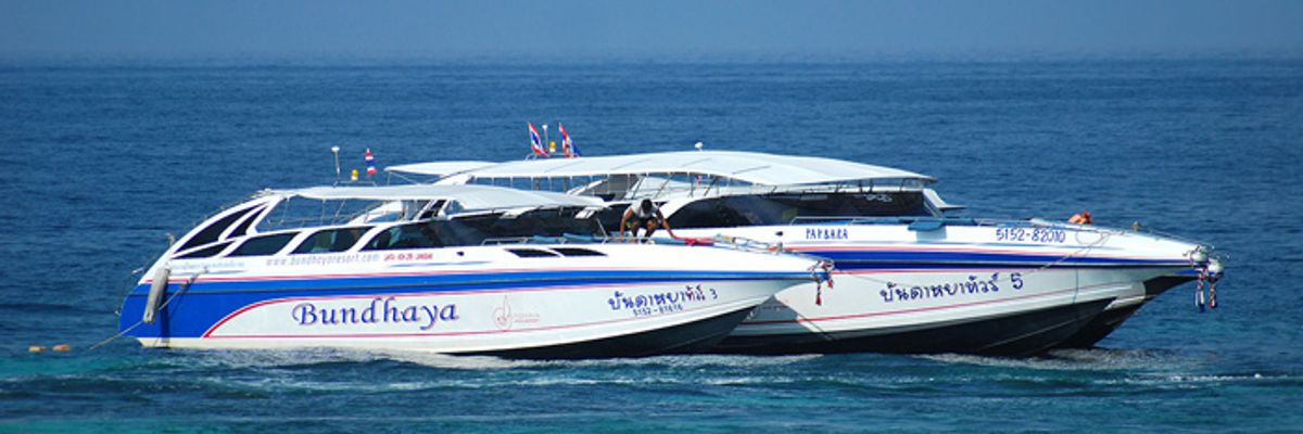Bundhaya Speedboat bringing passengers to their travel destination