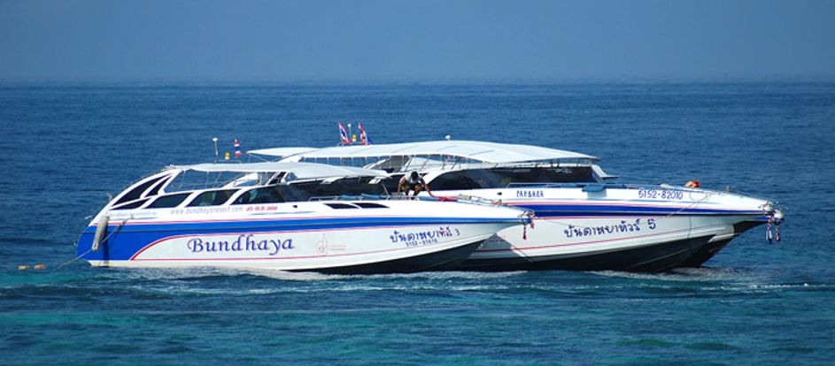 Bundhaya Speedboat llevar a los pasajeros a su destino de viaje