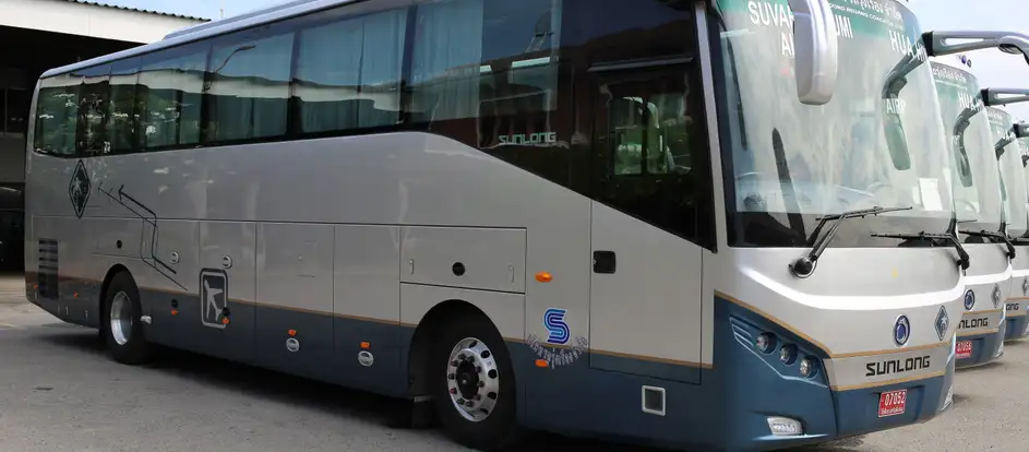 Roong Reuang Coach bringing passengers to their travel destination
