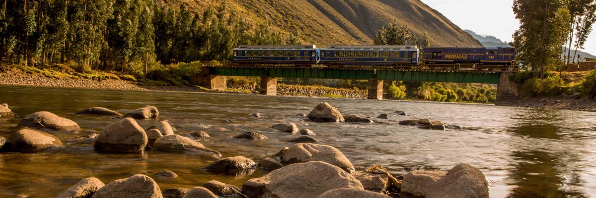 Peru Rail llevar a los pasajeros a su destino de viaje