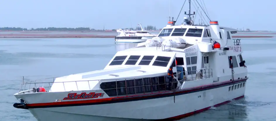 Batam Fast Ferry Fahrgäste werden an ihr Ziel gebracht