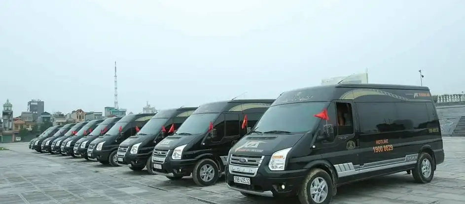 Hoa Lu Limousine 乗客を旅行先に連れて行く