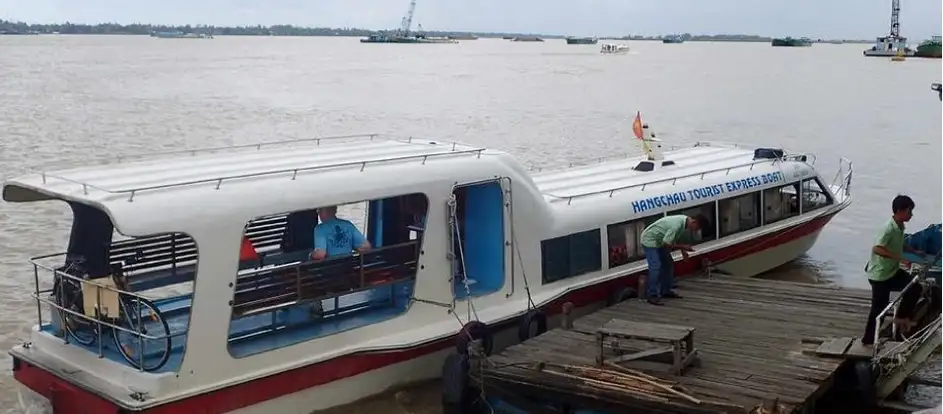 Hang Chau Tourist bringing passengers to their travel destination