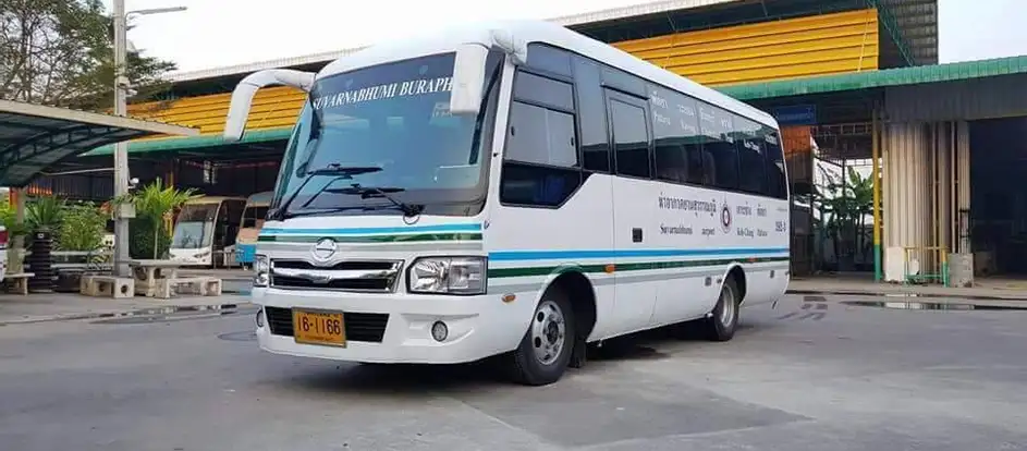 Suvarnabhumi Burapha Bus levando passageiros ao seu destino de viagem