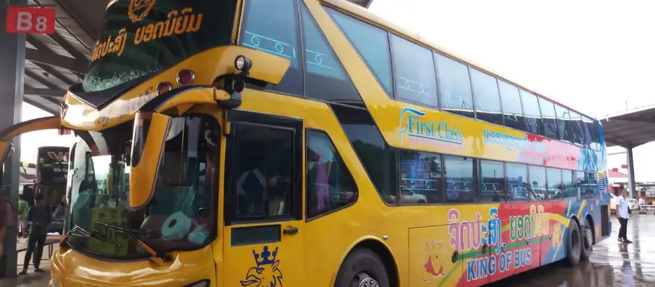 King of Bus Fahrgäste werden an ihr Ziel gebracht