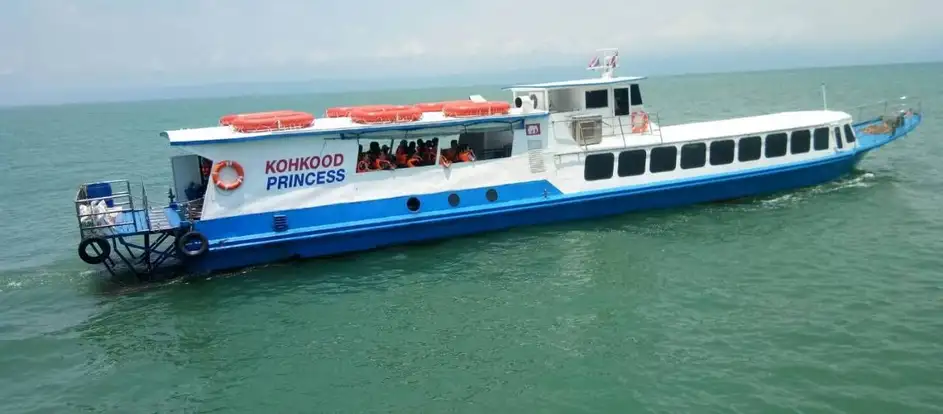 Koh Kood Princess levando passageiros ao seu destino de viagem