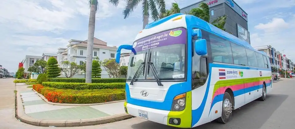 Nattakan Travel llevar a los pasajeros a su destino de viaje