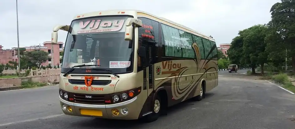 Vijay Tours and Travel 승객을 여행 목적지까지 운송