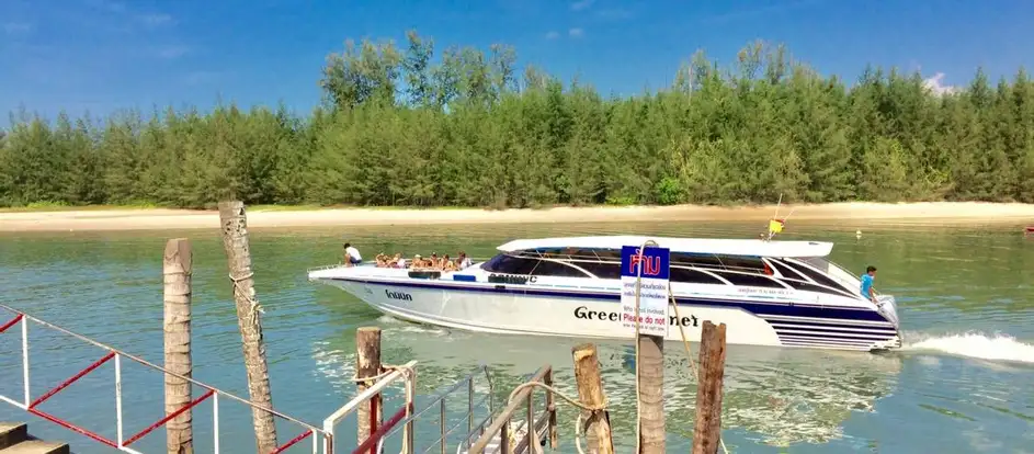 Green Planet Speed Boat llevar a los pasajeros a su destino de viaje