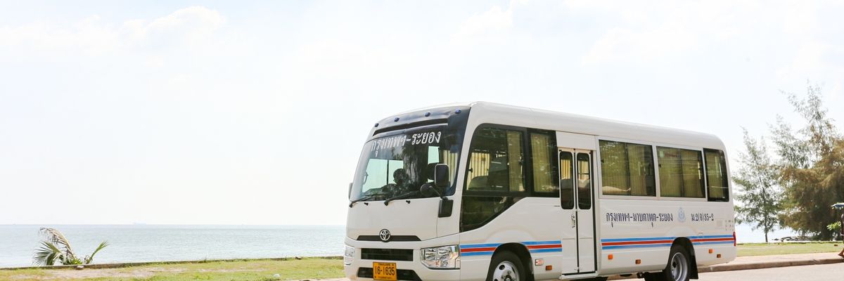 Rayong Tour 将乘客送到其旅行目的地