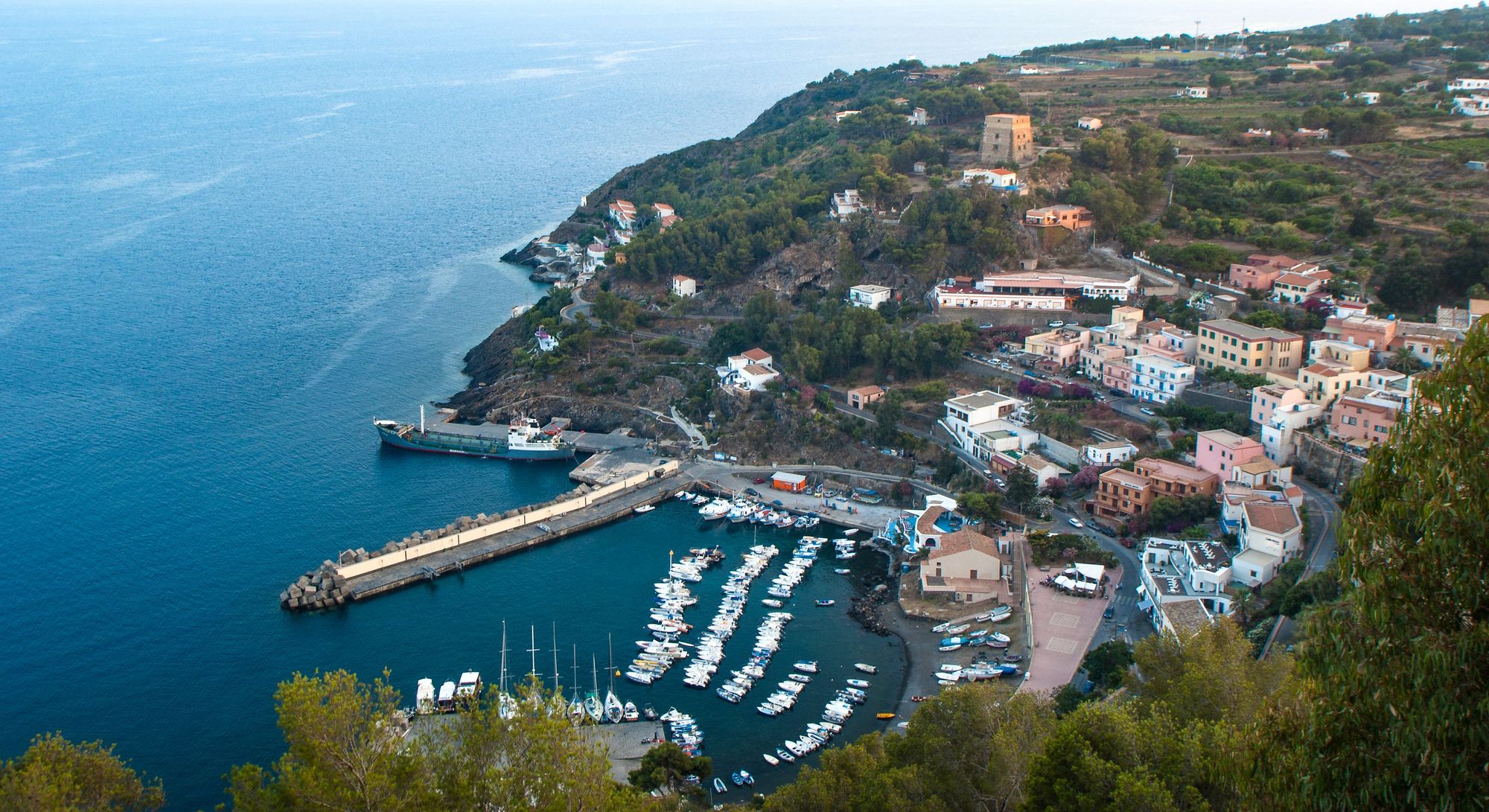 Ustica Ferry Terminal 车站位于 Ustica, Italy