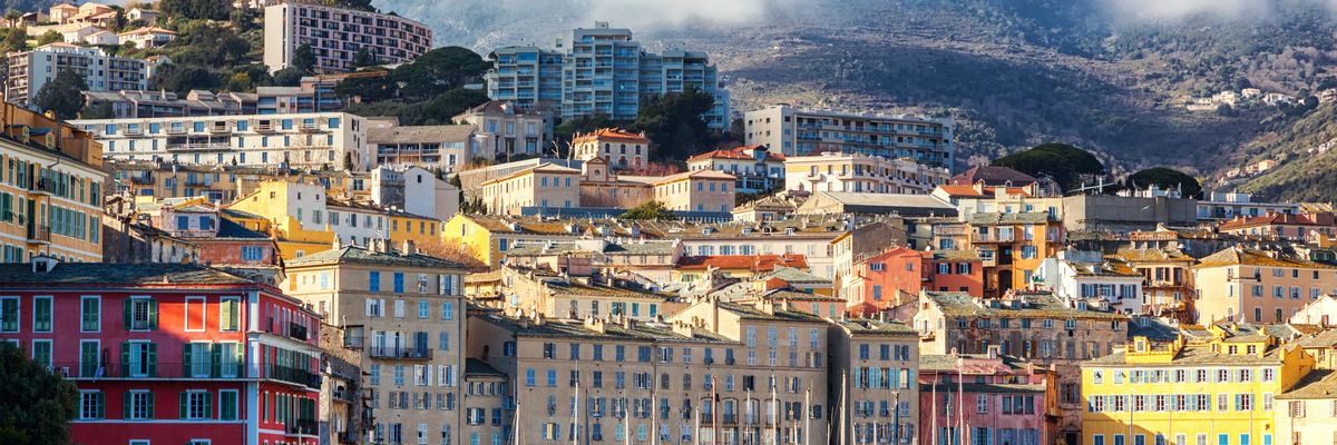Eine schöne Aussicht vom Zentrum aus Bastia (Corsica)