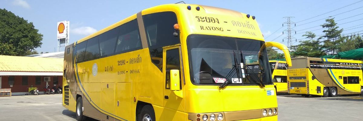 Yellow Bus Fahrgäste werden an ihr Ziel gebracht