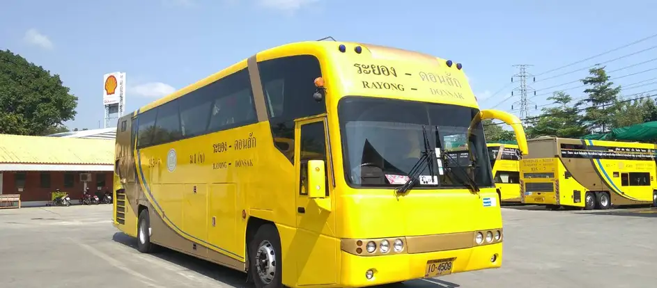 Yellow Bus llevar a los pasajeros a su destino de viaje