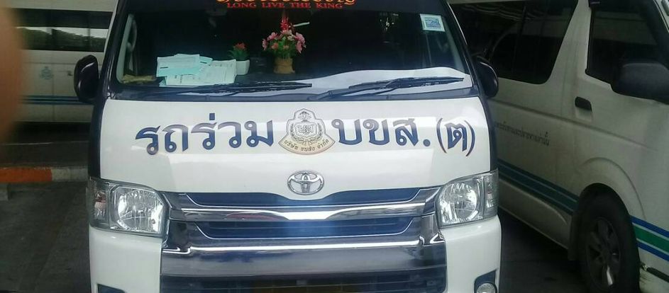 Pannipa Pattaya Tour portando i passeggeri alla loro destinazione di viaggio