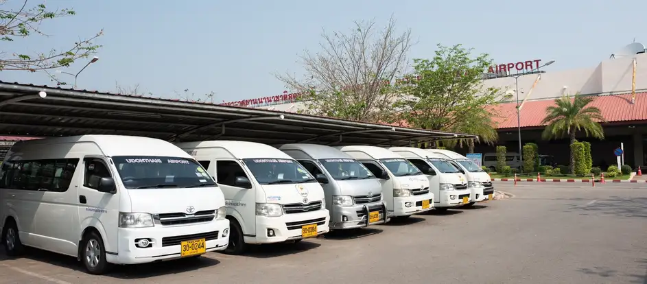 Udon Kaew Tour đưa hành khách tới điểm du lịch của mình