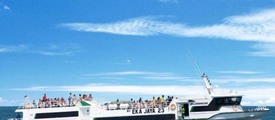 Eka Jaya Fast Boat bringing passengers to their travel destination