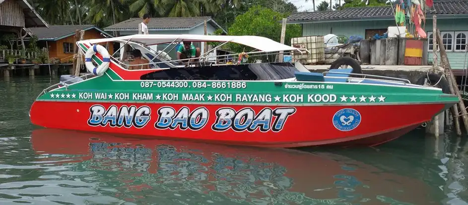 Koh Chang Bang Bao Boat levando passageiros ao seu destino de viagem