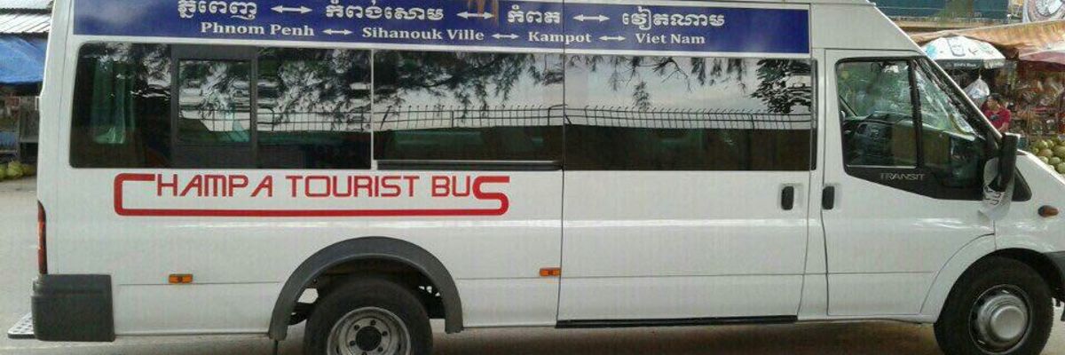 Champa Mekong Express portando i passeggeri alla loro destinazione di viaggio
