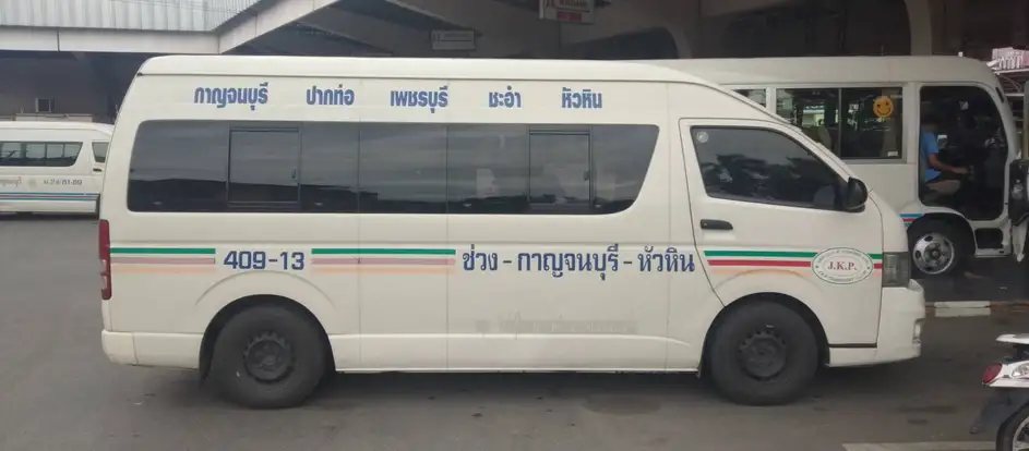 JKP Transport Kanchanaburi llevar a los pasajeros a su destino de viaje