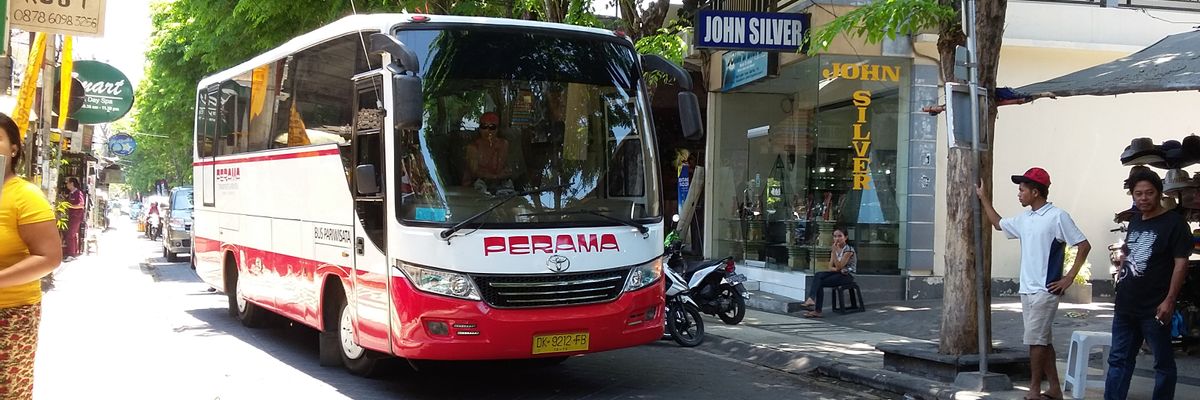 Perama Tour & Travel bringing passengers to their travel destination