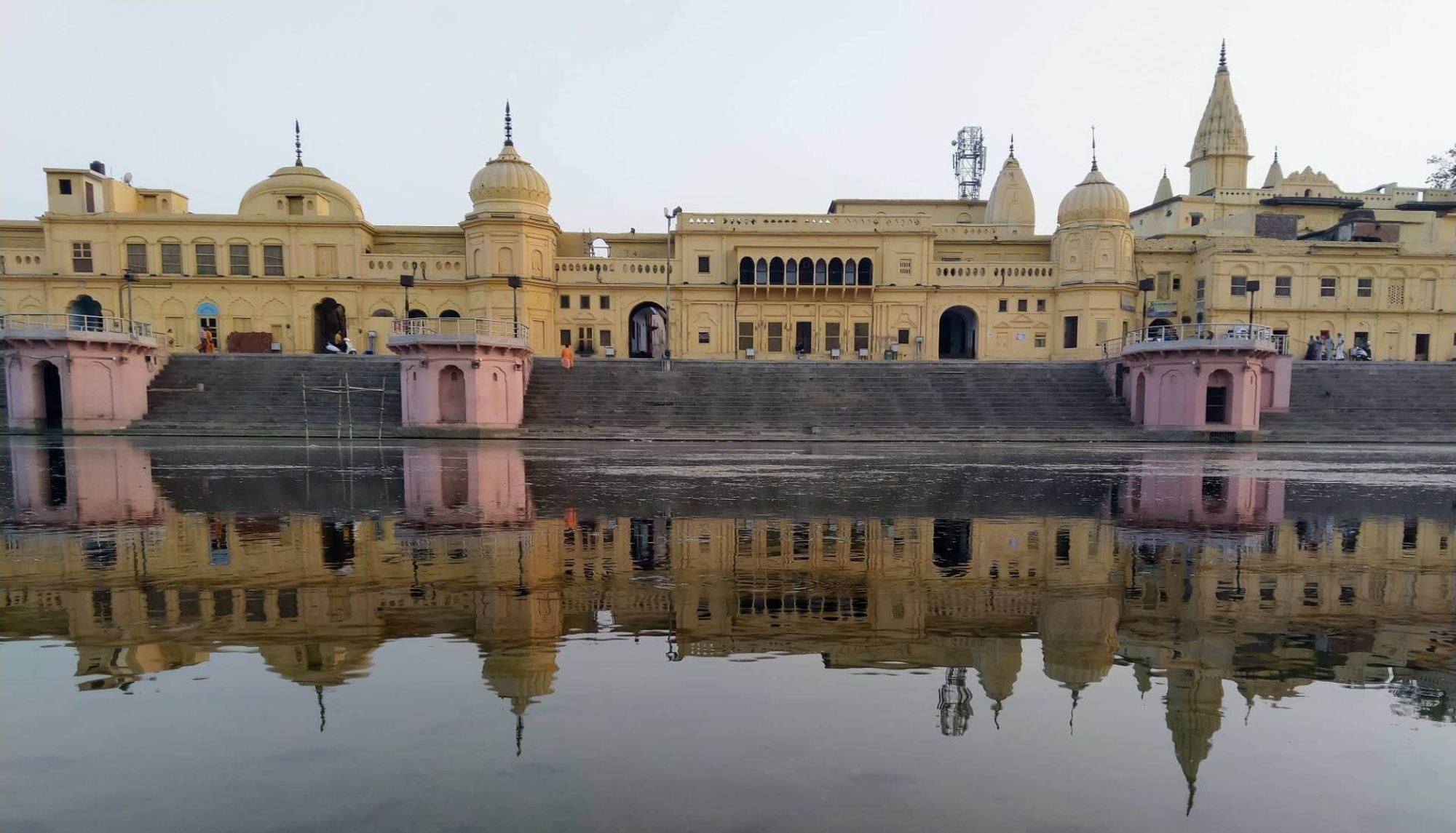 Завораживающий фон центральной станции Ayodhya