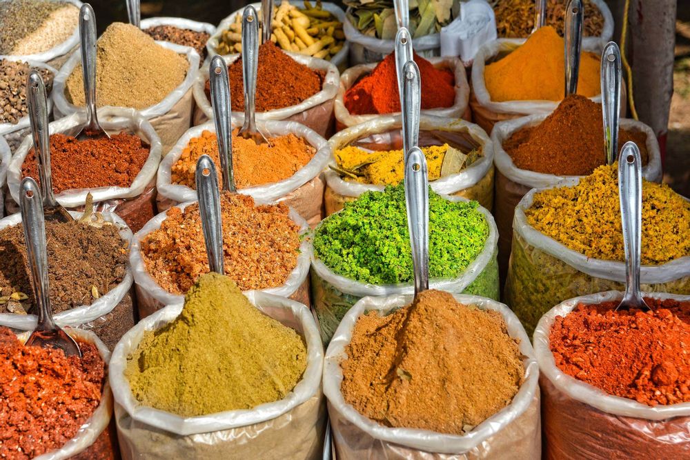 Индия рынок. Приправы и специи. Плантации специй в индии. Гарам масала индия. Индия специи и пряности.