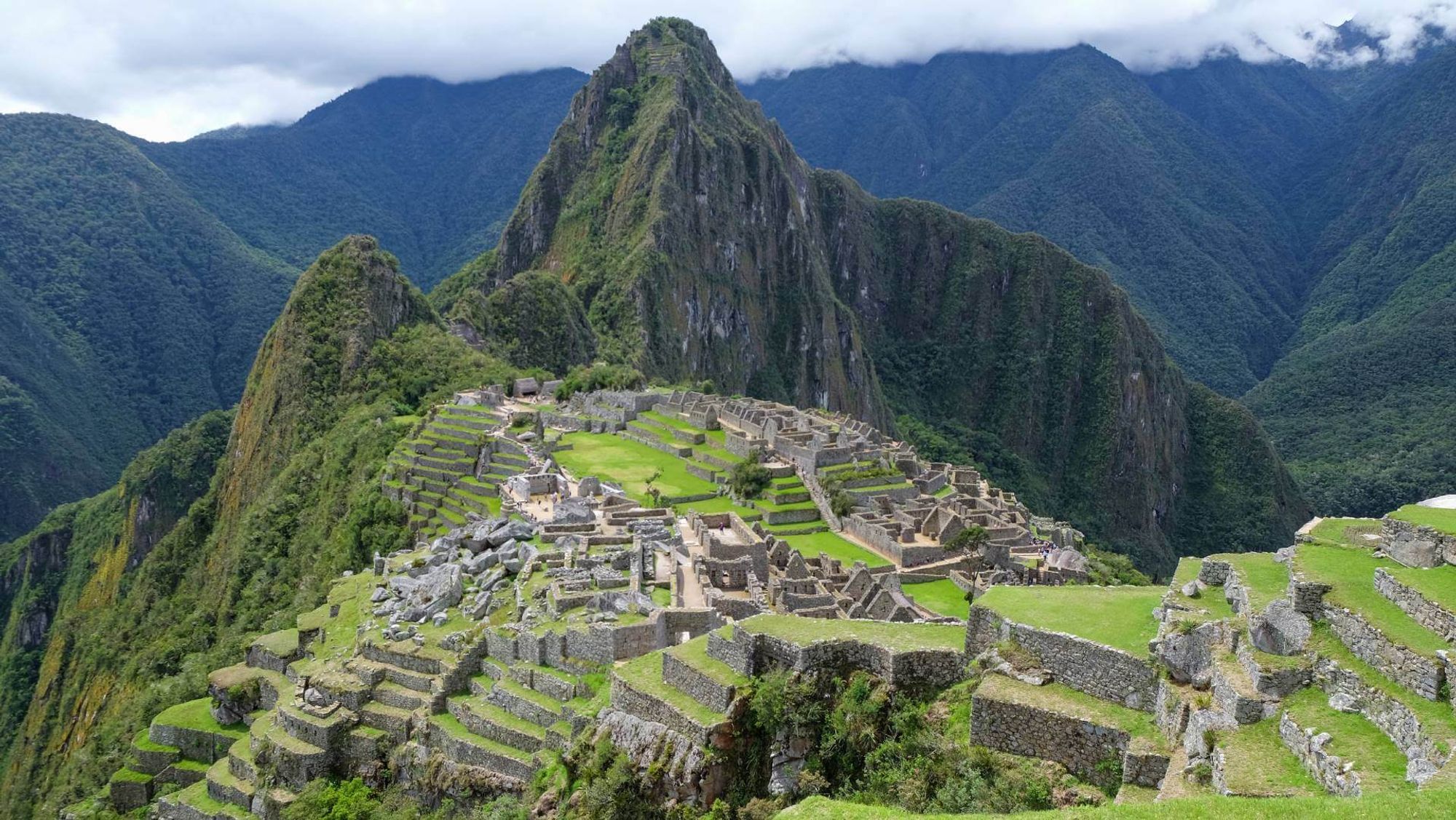 往中心看去，远处的风景令人叹为观止 Machu Picchu