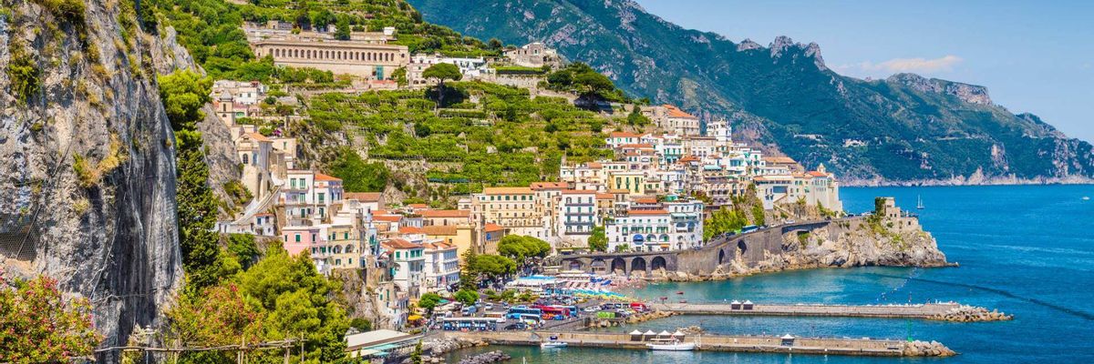 Eine schöne Aussicht vom Zentrum aus Amalfi