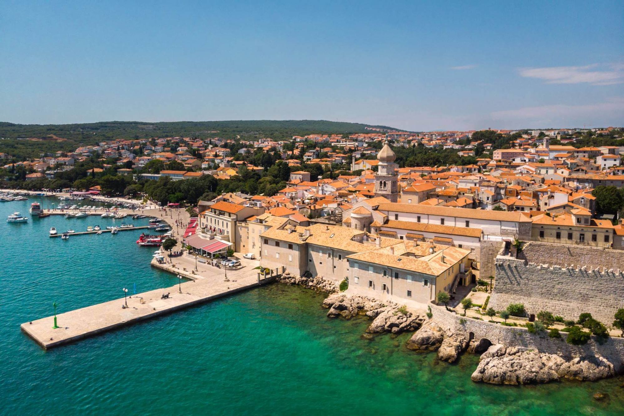 Krk Harbor estación dentro de Krk, Krk Island, Croatia