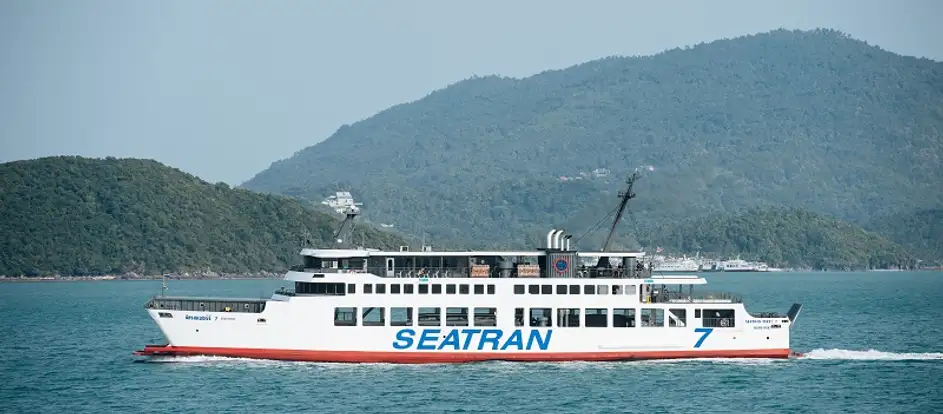 Seatran Ferry levando passageiros ao seu destino de viagem