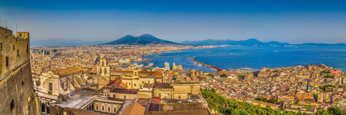 Eine schöne Aussicht vom Zentrum aus Naples