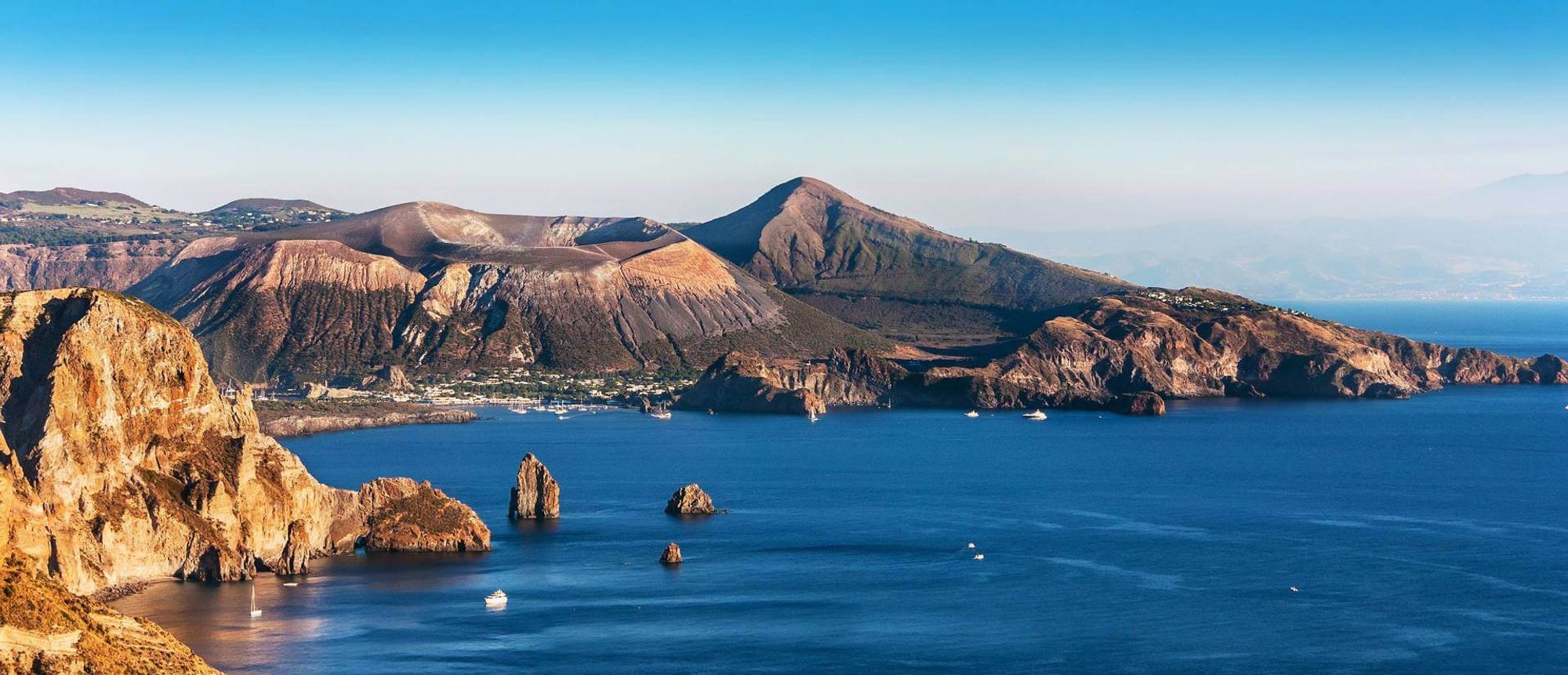 Một khung cảnh phía sau đầy lôi cuốn nhìn về khu trung tâm Lipari (Aeolian Islands)