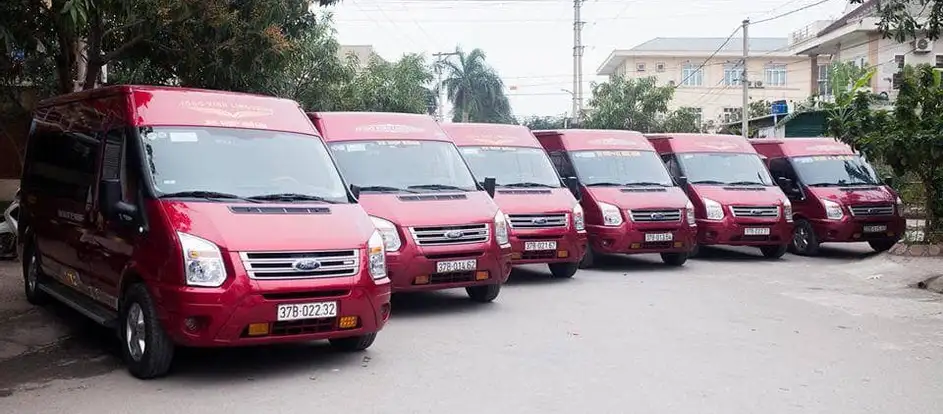 Hong Vinh Limousine llevar a los pasajeros a su destino de viaje