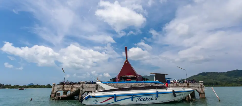 Koh Yao Sun Smile passagiers naar hun reisbestemming brengen