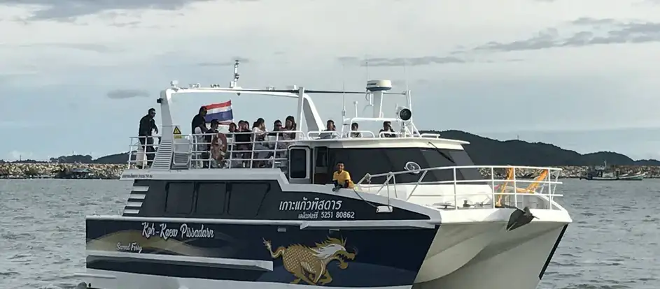 Koh Kaew Phitsadan llevar a los pasajeros a su destino de viaje