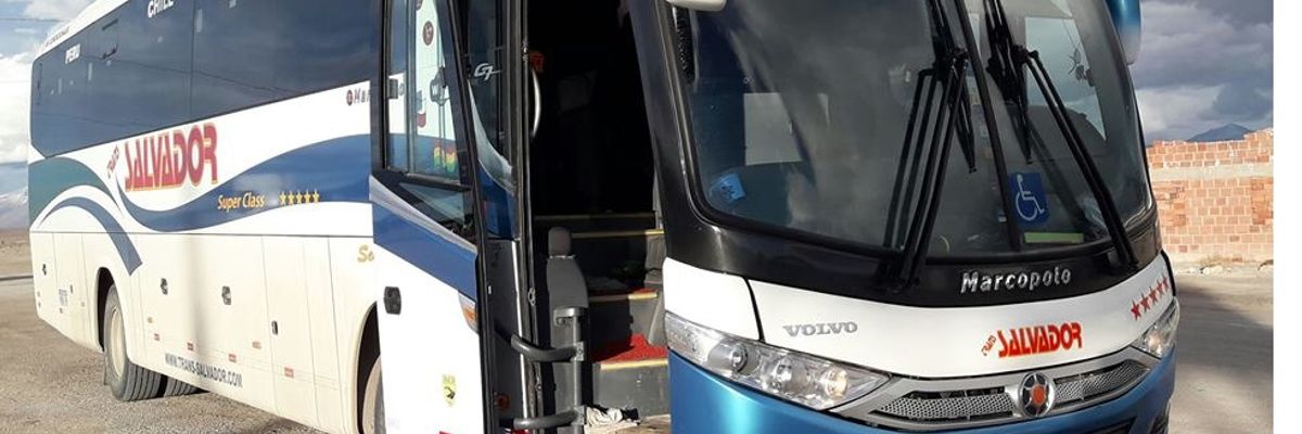 Trans Salvador amener les passagers à leur destination