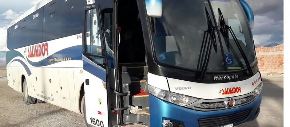 Trans Salvador llevar a los pasajeros a su destino de viaje