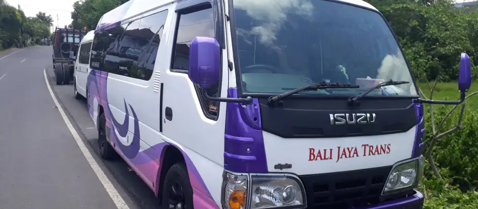 Bali Jaya Trans bringing passengers to their travel destination