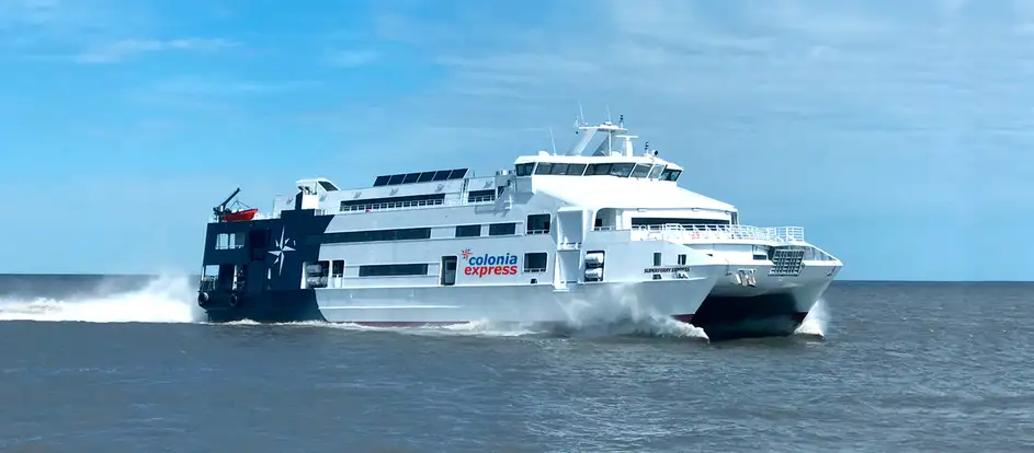 Colonia Express Ferry levando passageiros ao seu destino de viagem