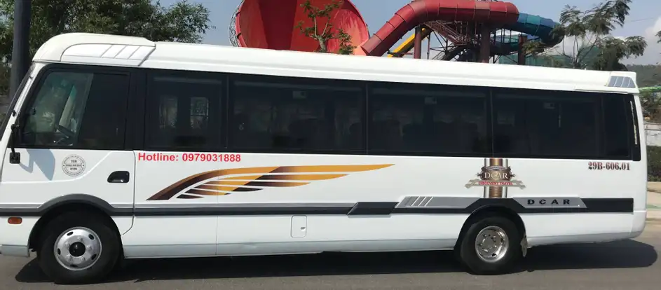 Ninh Binh Limousine 乗客を旅行先に連れて行く