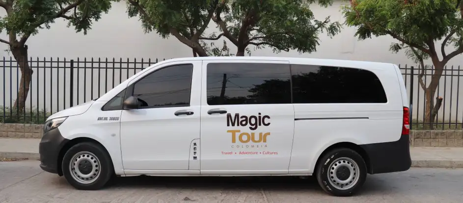 Magic Tour Colombia 乗客を旅行先に連れて行く