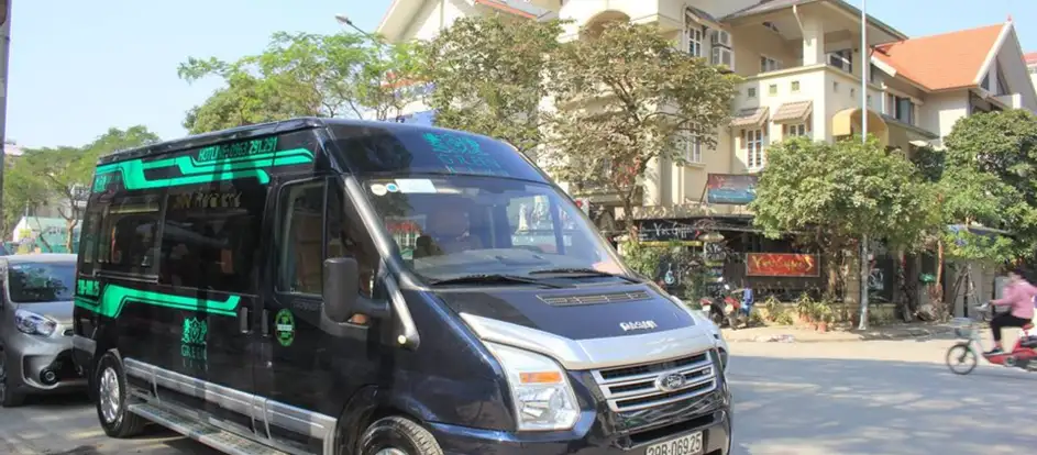 Green Limousine bringing passengers to their travel destination