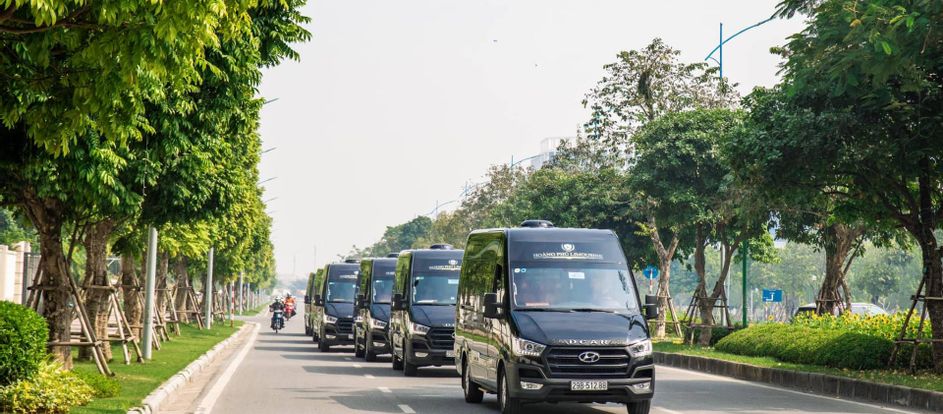 Hoang Phu Limousine levando passageiros ao seu destino de viagem