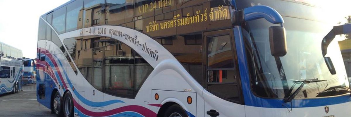 Nakhon Sri Rom Yen Tour passagiers naar hun reisbestemming brengen