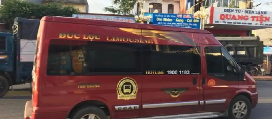 Duc Loc Limousine 승객을 여행 목적지까지 운송
