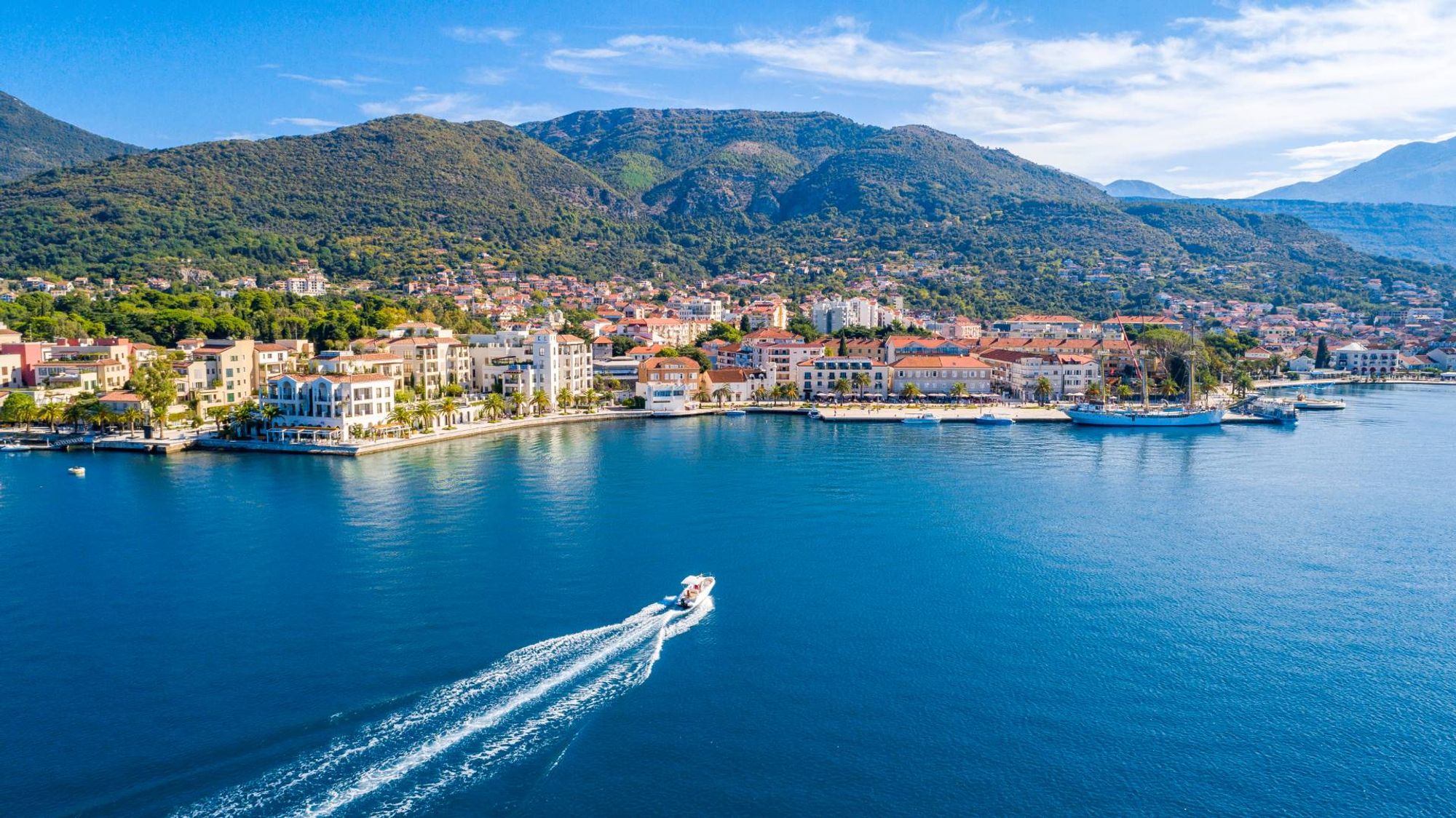 Pine Marina nhà ga trong khoảng Tivat, Montenegro